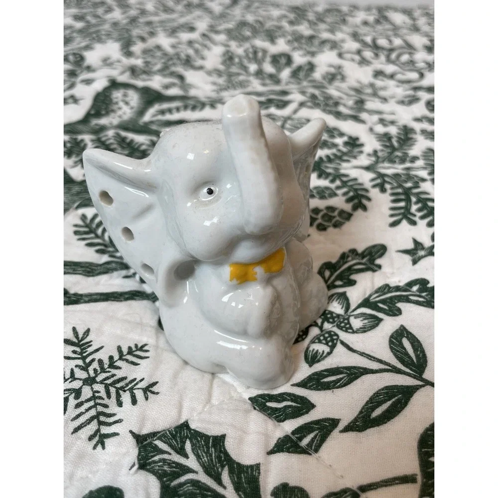 VINTAGE CERAMIC PORCELAIN ELEPHANT RING EARRING HOLDER 1980s.‎ Cute!